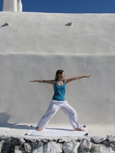 Yogareise: Katharina Trawöger und Andreas Rainer bringen Energie in Bewegung, auch diesen Sommer wieder am Kraterrand (Caldera) der griechischen Kykladeninsel Santorin. Foto: Katharina Trawöger